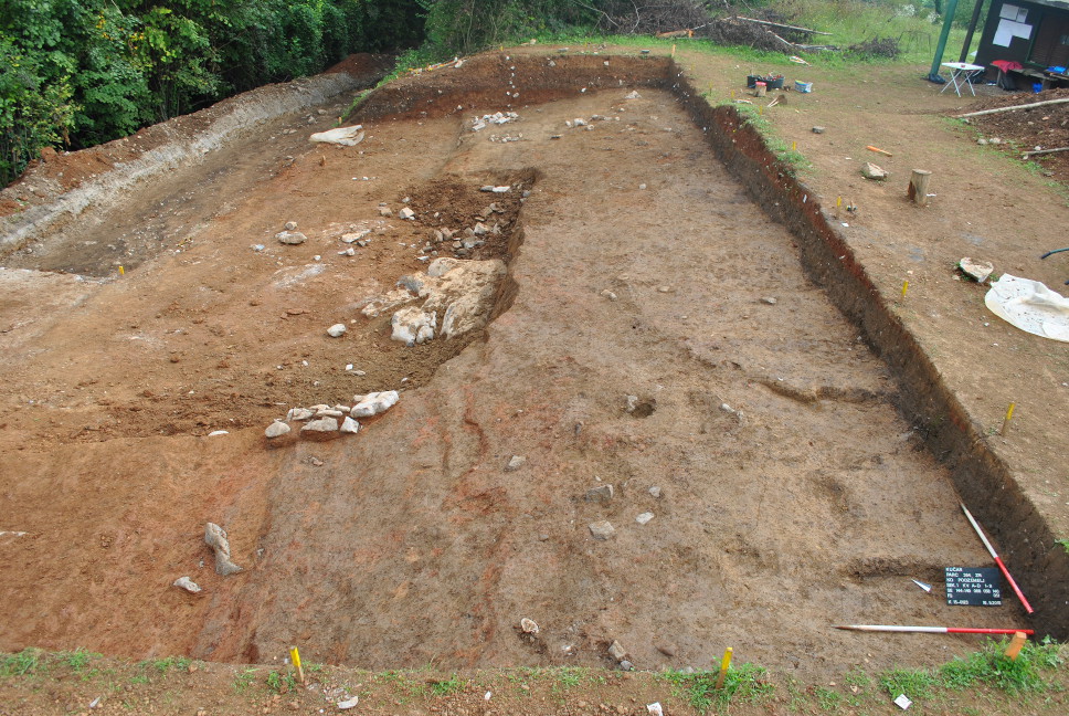 Nivo strejše železnodobnih plasti višinske naselbine Kučar nad Podzemljem