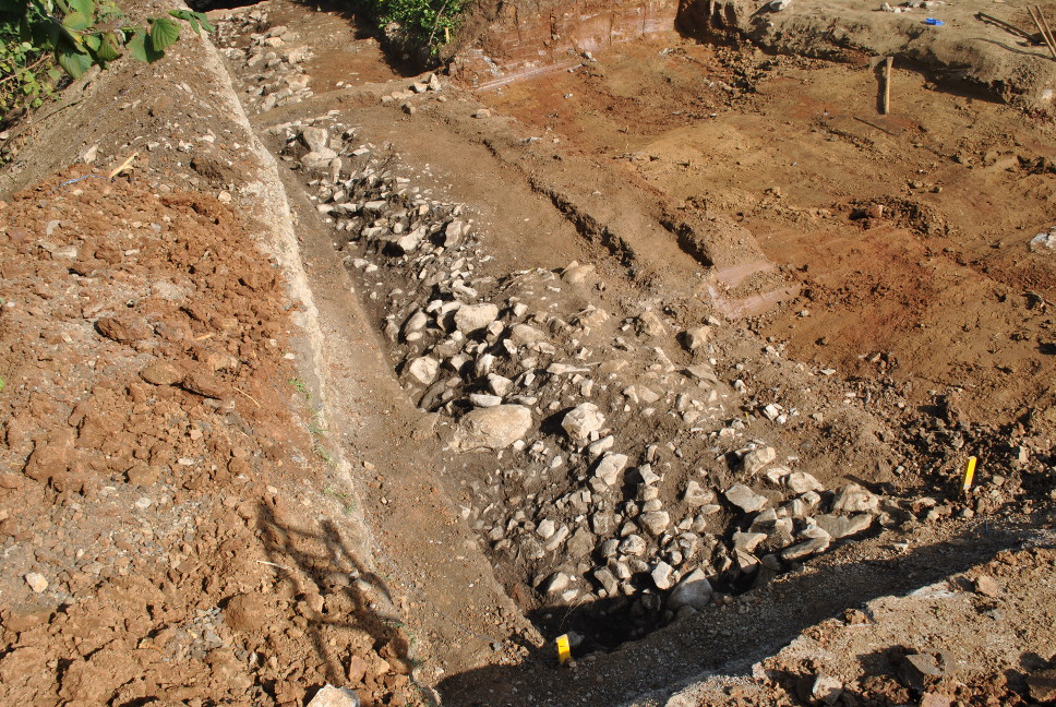 Ostanki prazgodovinskega nasipa pod cesto