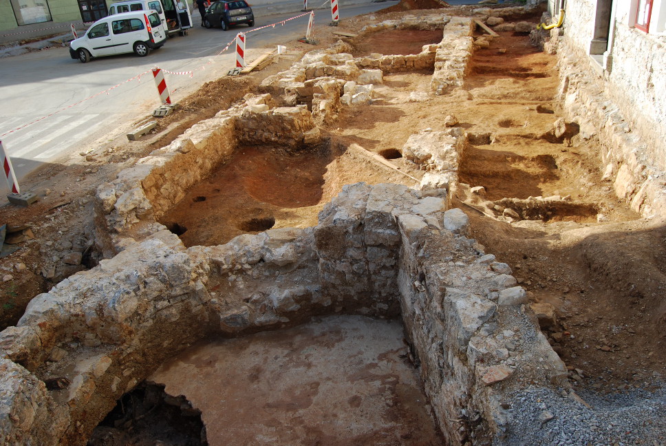 Pogled na zidove protiturškega tabora v Semiču