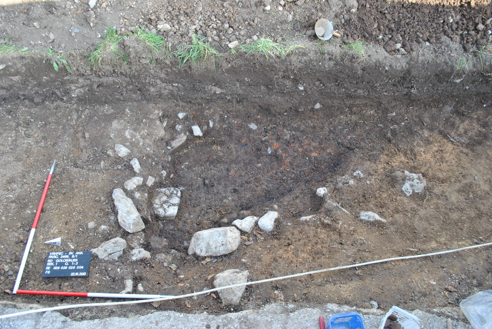 Ostanki starejše železnodobnega objekta v liniji gradnje vodovoda, 2013